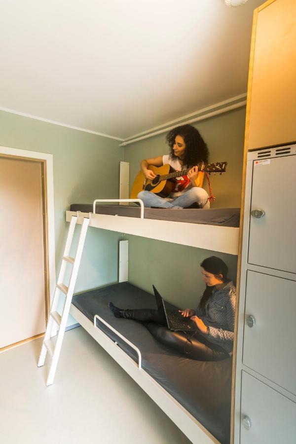 Cama en habitación femenina compartida de 4 camas